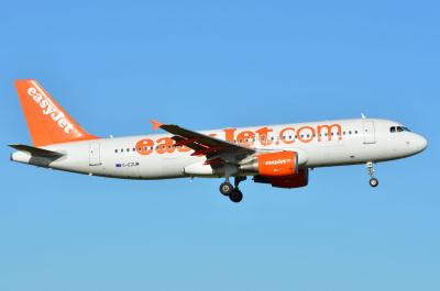 Photo of aircraft G-EZUM operated by easyJet
