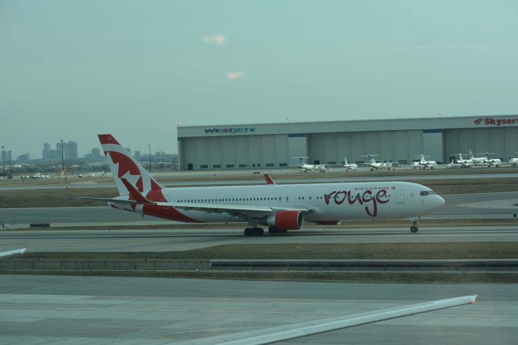 Photo of aircraft C-FMWP operated by Air Canada Rouge