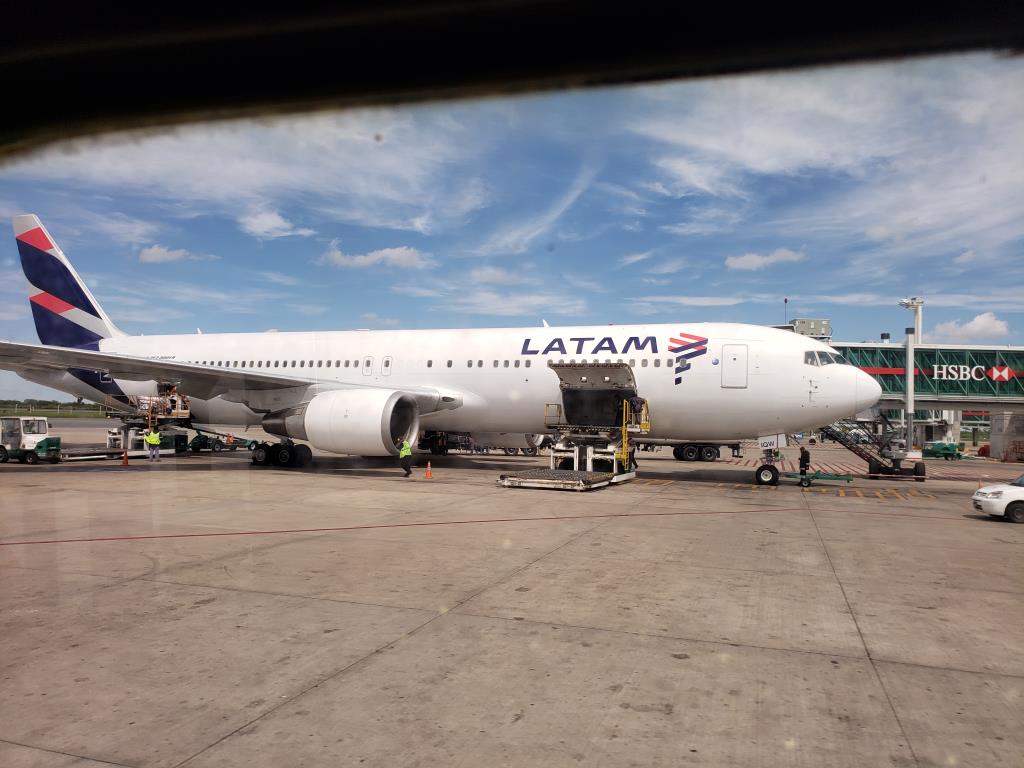 Photo of aircraft LV-IQW operated by LATAM Airlines Argentina