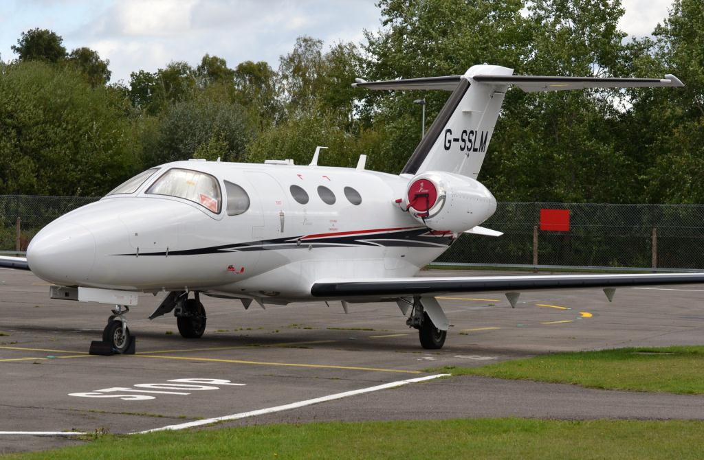Photo of aircraft G-SSLM operated by Maureen Richardson