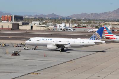 Photo of aircraft N472UA operated by United Airlines