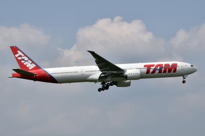 Photo of aircraft PT-MUB operated by LATAM Airlines Brasil