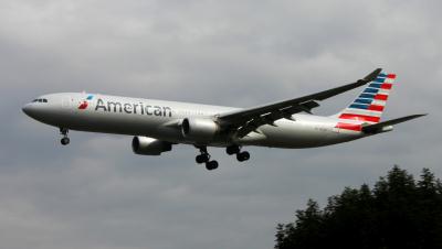 Photo of aircraft N273AY operated by American Airlines
