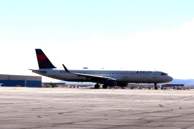 Photo of aircraft N359DN operated by Delta Air Lines