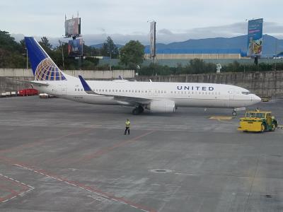 Photo of aircraft N18220 operated by United Airlines