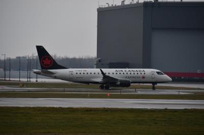 Photo of aircraft C-FEJF operated by Air Canada Express