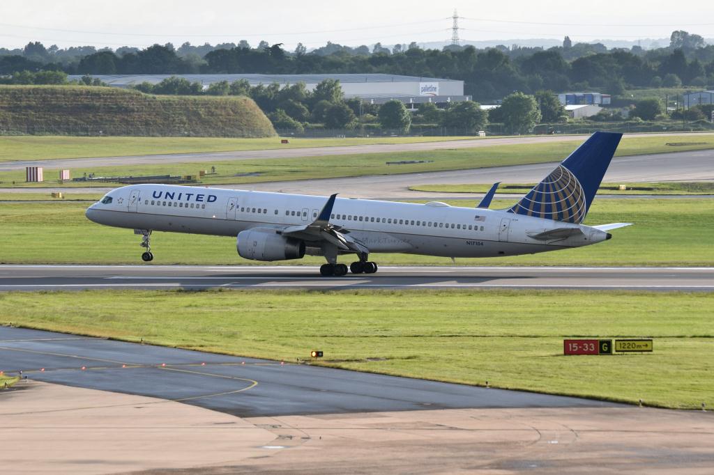 Photo of aircraft N17104 operated by United Airlines