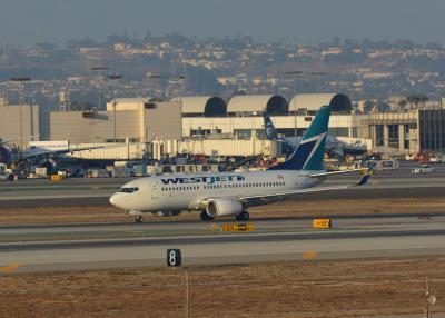 Photo of aircraft C-FUWS operated by WestJet