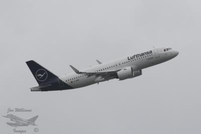Photo of aircraft D-AINR operated by Lufthansa