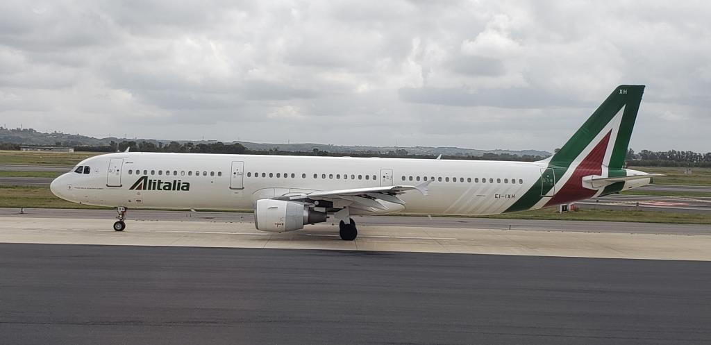 Photo of aircraft EI-IXH operated by Alitalia