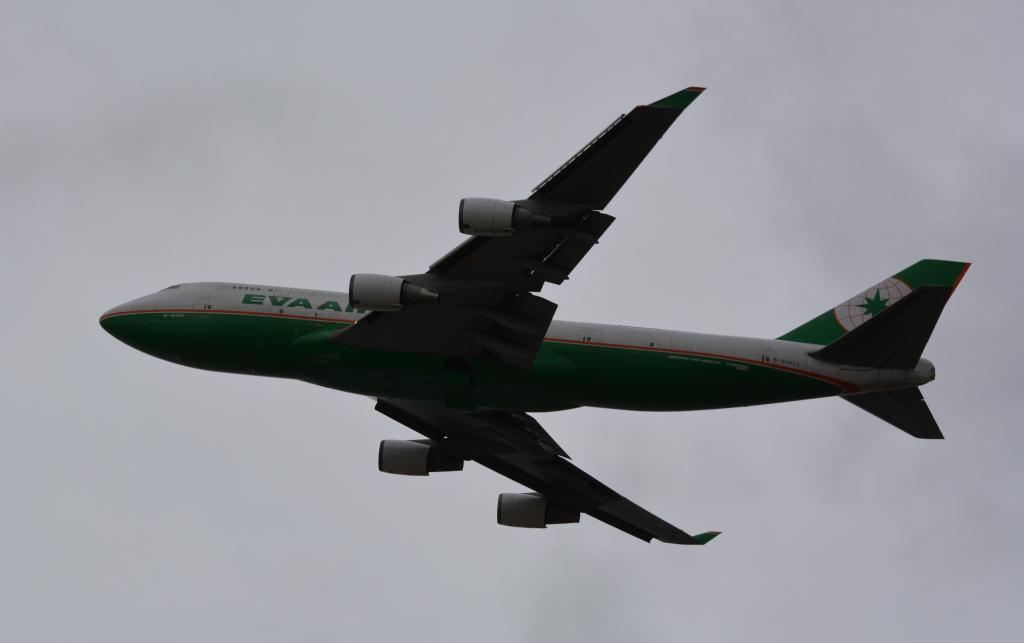 Photo of aircraft B-16402 operated by EVA Air