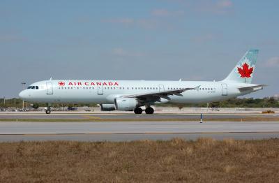 Photo of aircraft C-GIUE operated by Air Canada