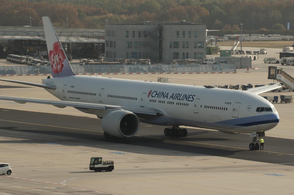 Photo of aircraft B-18001 operated by China Airlines