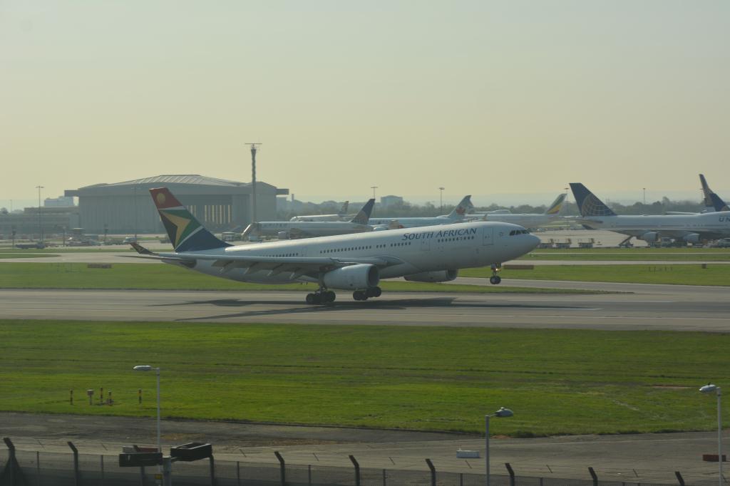 Photo of aircraft ZS-SXV operated by South African Airways