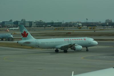 Image of aircraft registration C-FLSU - A A320-211 operated by Air Canada