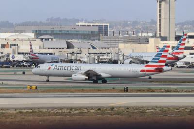 Photo of aircraft N562UW operated by American Airlines