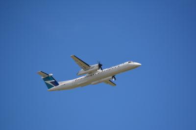 Photo of aircraft C-GTWE operated by WestJet Encore