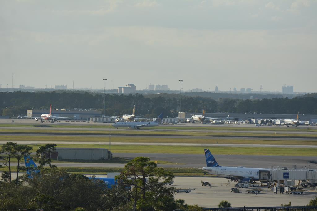 Photo of aircraft N76523 operated by United Airlines