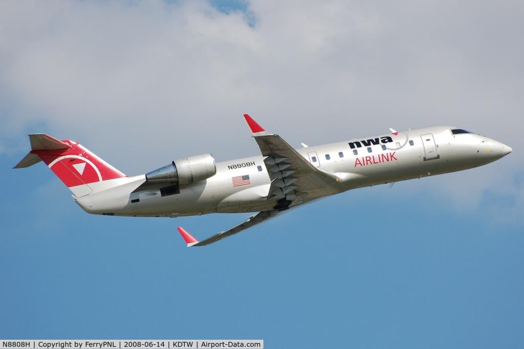 Photo of aircraft N8808H operated by Pinnacle Airlines