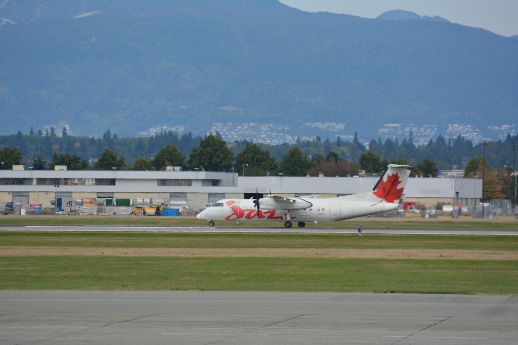 Photo of aircraft C-FRUZ operated by Air Canada Jazz