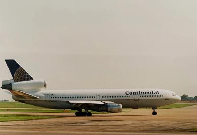 Photo of aircraft N37077 operated by Continental Air Lines
