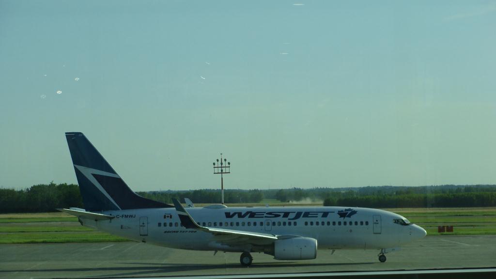 Photo of aircraft C-FMWJ operated by WestJet