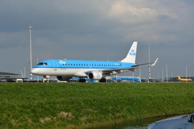 Image of aircraft registration PH-EZW - A ERJ-190STD (ERJ-190-100) operated by KLM Cityhopper