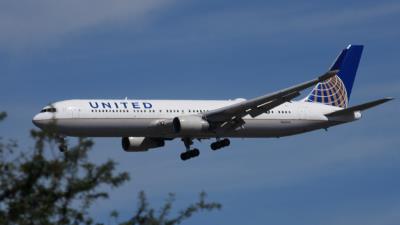 Photo of aircraft N665UA operated by United Airlines