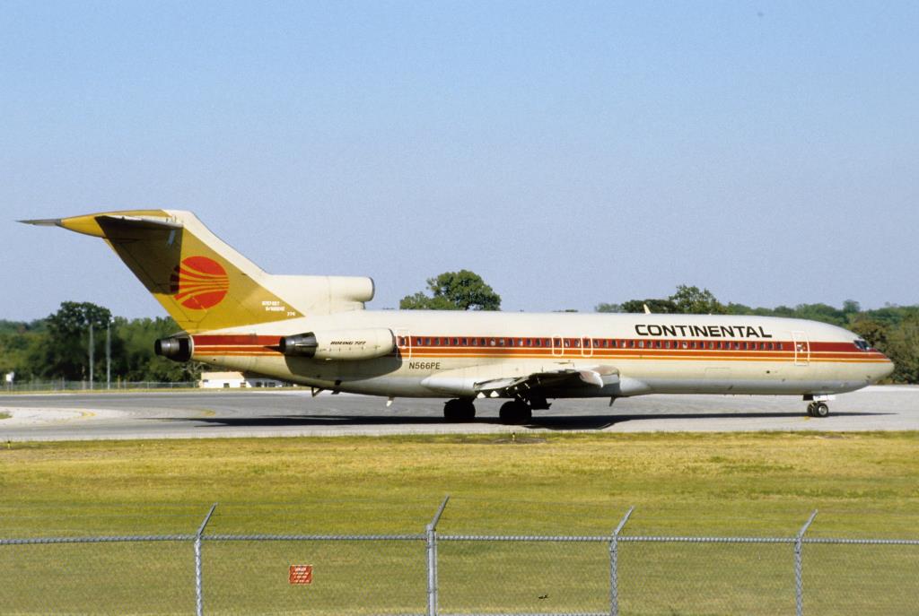 Photo of aircraft N566PE operated by Continental Air Lines