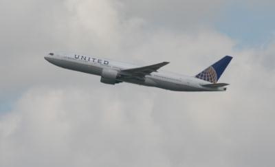 Photo of aircraft N221UA operated by United Airlines