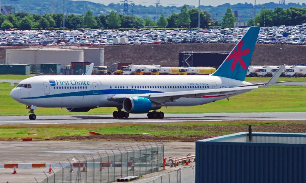 Photo of aircraft G-OOBL operated by First Choice Airways