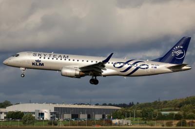 Image of aircraft registration PH-EZX - A ERJ-190-STD (ERJ-190-100) operated by KLM Cityhopper