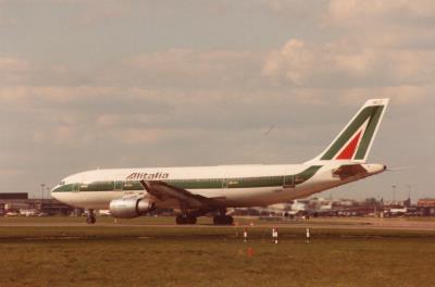 Photo of aircraft I-BUSG operated by Alitalia