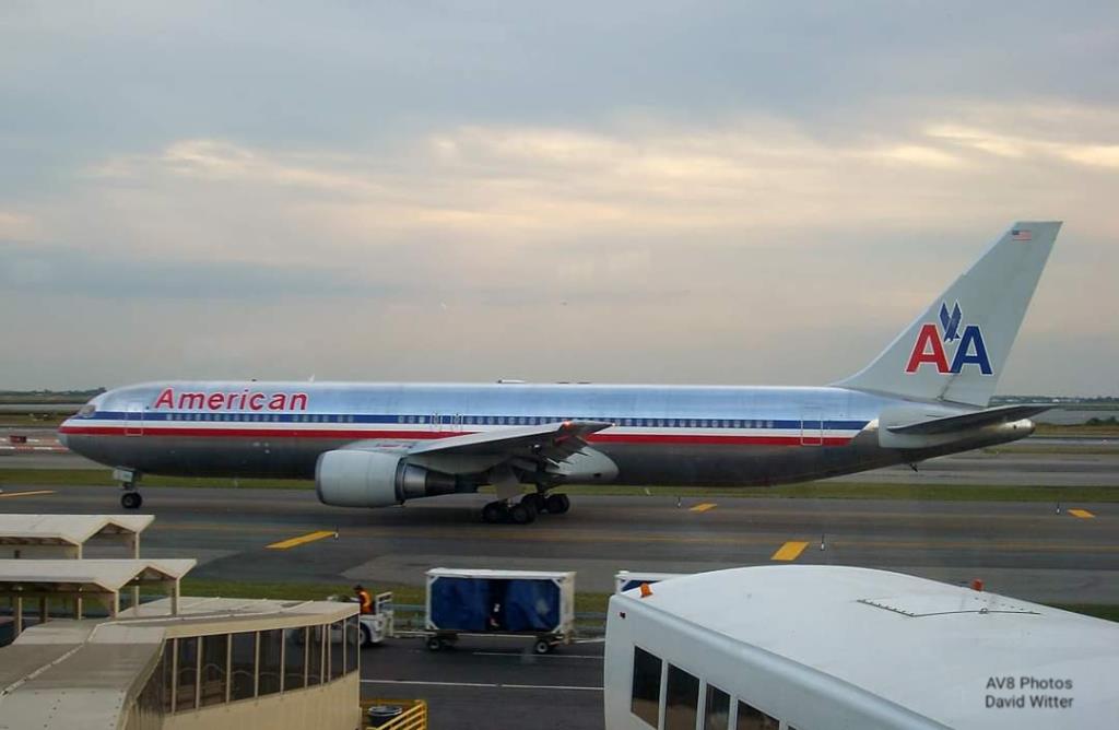 Photo of aircraft N353AA operated by American Airlines