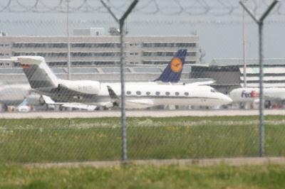 Image of aircraft registration D-AUTO - A Gulfstream G550- operated by BMW Flugdienst