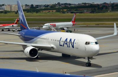 Photo of aircraft CC-CDM operated by LAN Airlines