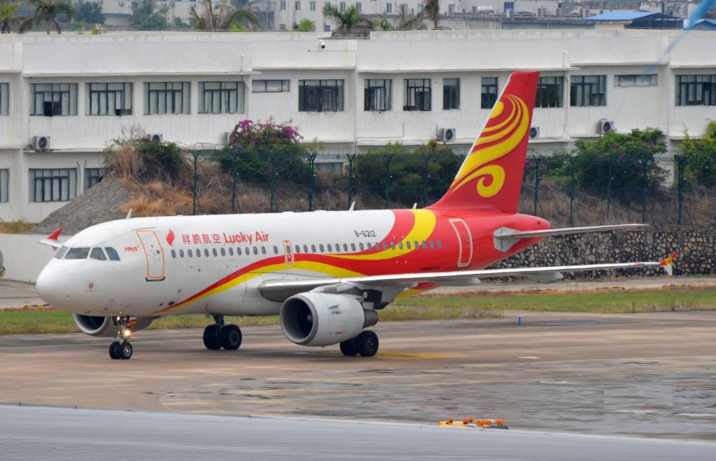 Photo of aircraft B-6212 operated by Lucky Air