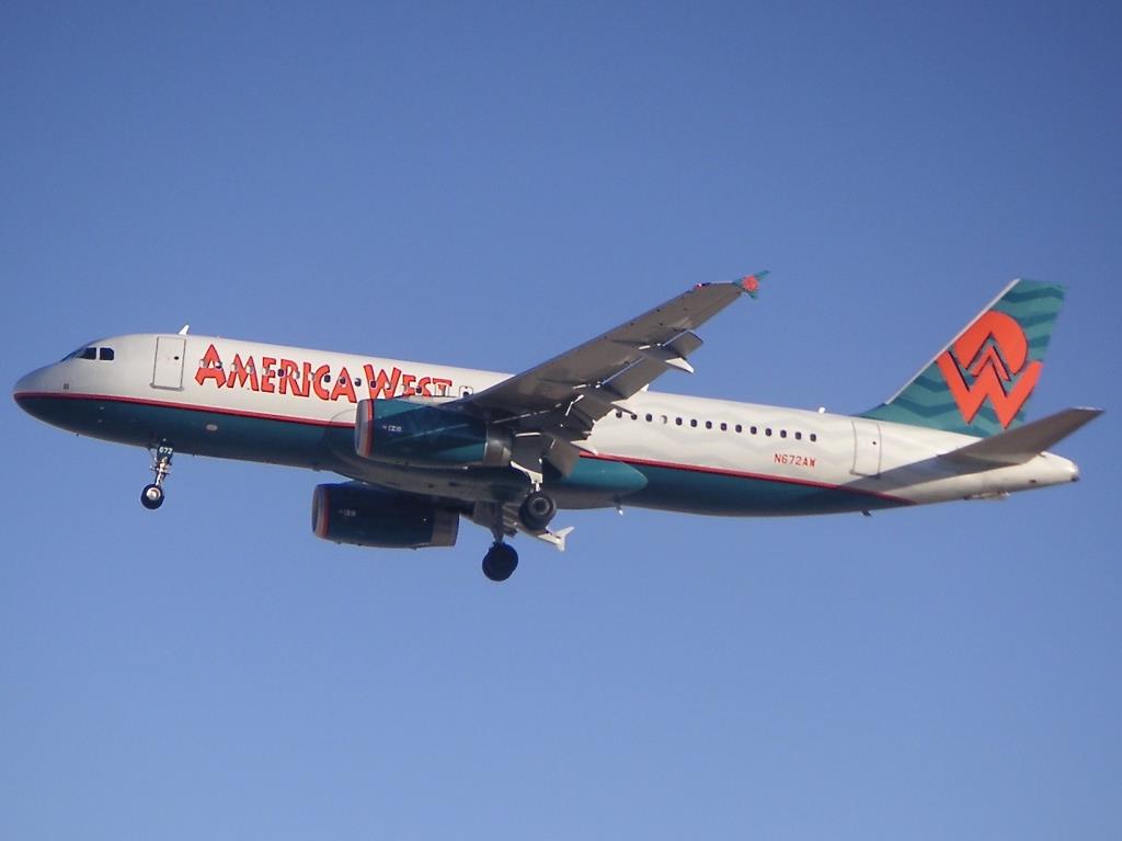 Photo of aircraft N672AW operated by America West Airlines
