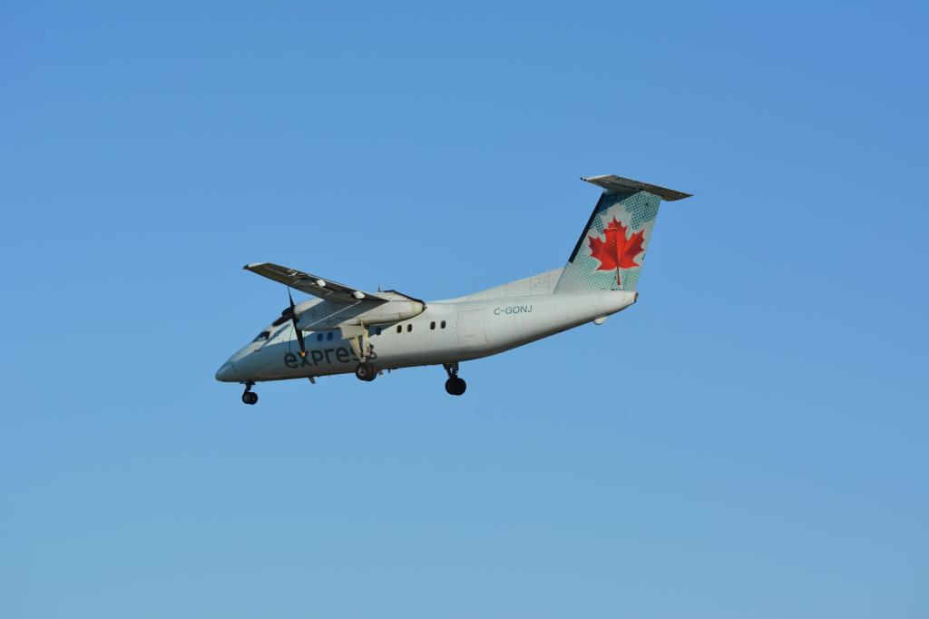 Photo of aircraft C-GONJ operated by Air Canada Express
