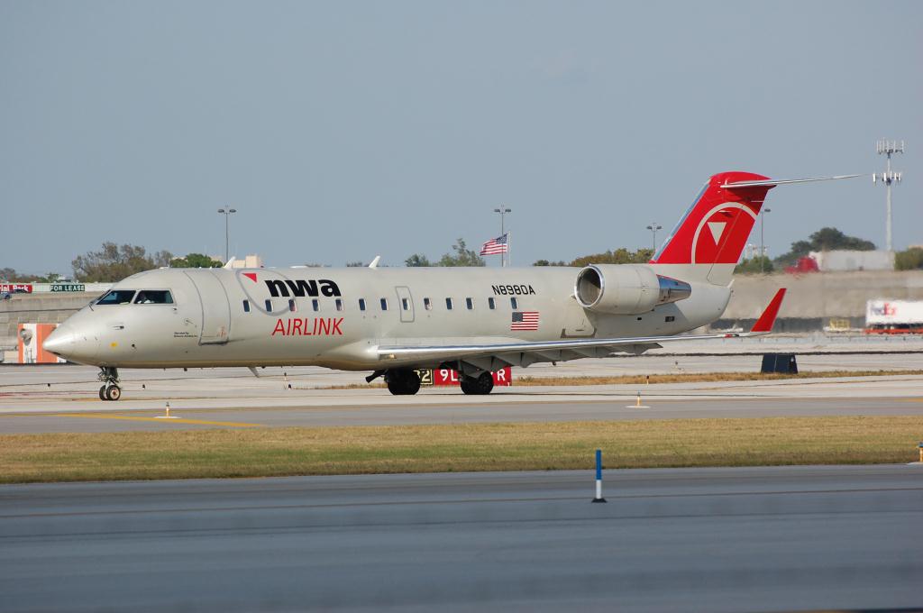 Photo of aircraft N8980A operated by Pinnacle Airlines