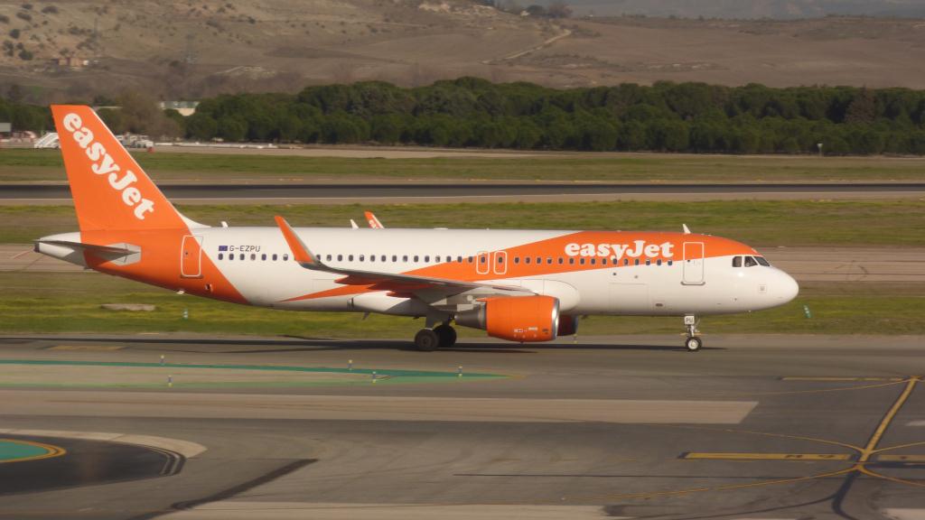 Photo of aircraft G-EZPU operated by easyJet