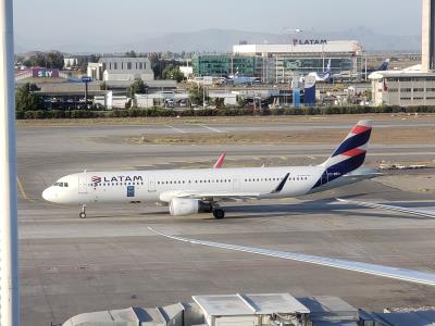 Image of aircraft registration CC-BEQ - A A321-211(WL) operated by LATAM Airlines Chile