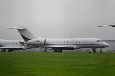 Photo of aircraft N121QS operated by NetJets