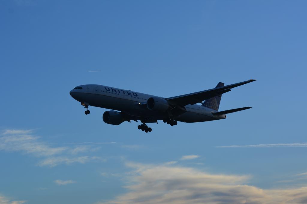 Photo of aircraft N77012 operated by United Airlines