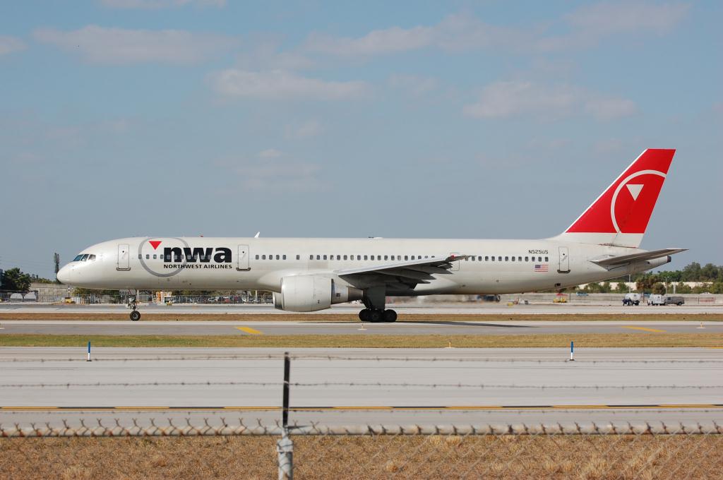 Photo of aircraft N525US operated by Northwest Airlines