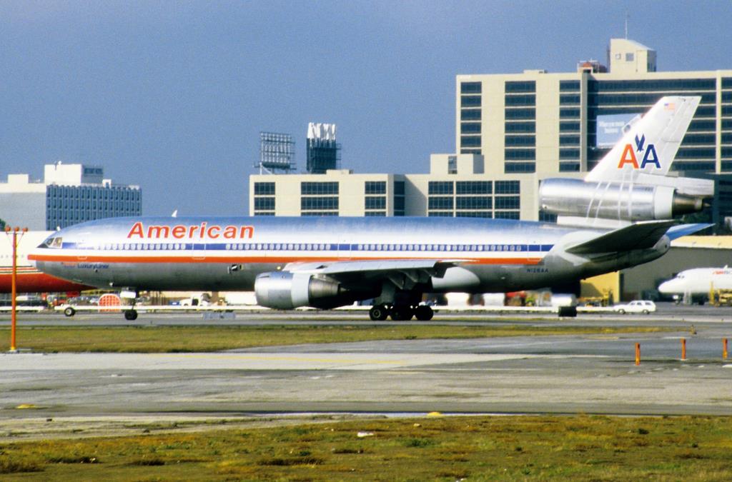 Photo of aircraft N128AA operated by American Airlines