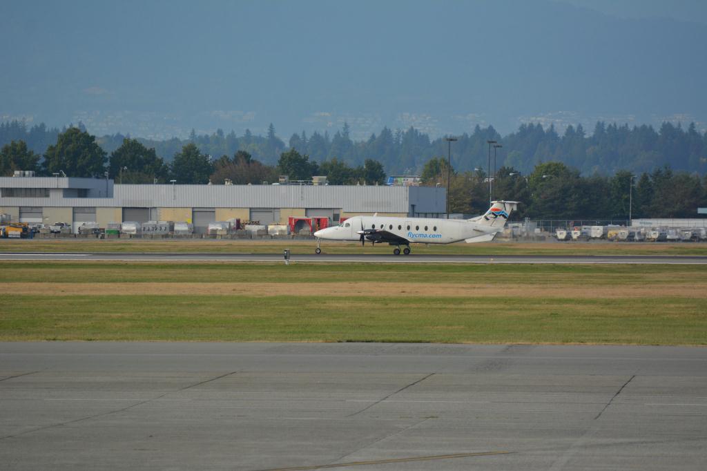 Photo of aircraft C-FCMB operated by Northern Thunderbird Air