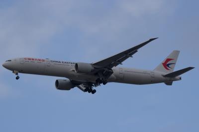 Photo of aircraft B-2002 operated by China Eastern Airlines