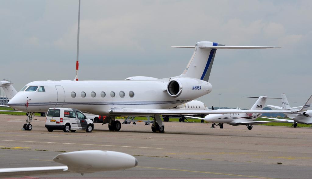 Photo of aircraft N585A operated by Aramco Associated Company