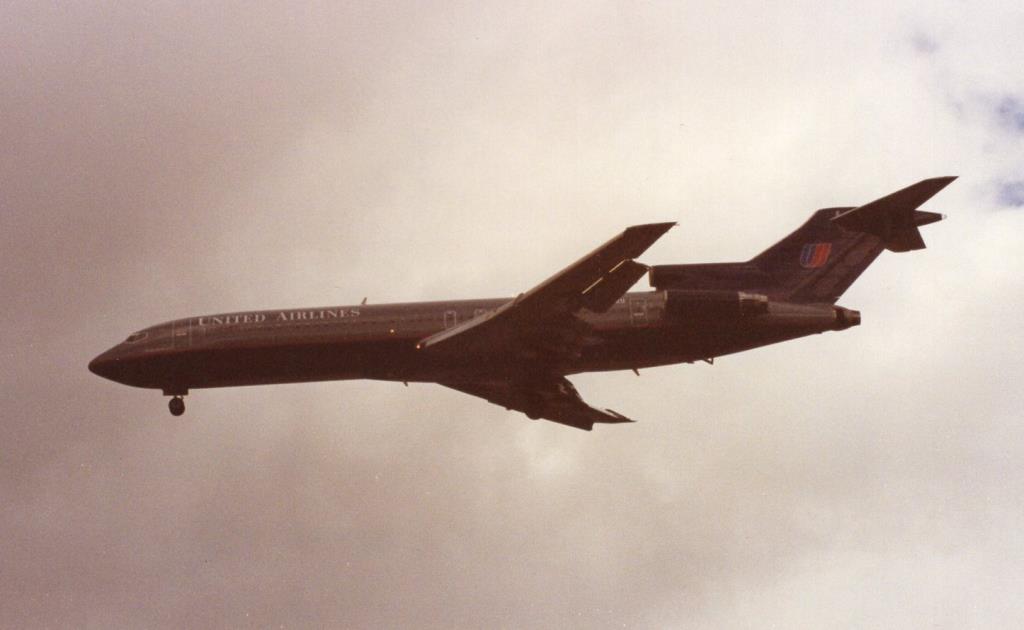 Photo of aircraft N7642U operated by United Airlines